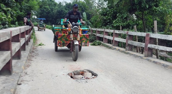 বগুড়ার ধুনট-সারিয়াকান্দি সড়কে মানাস নদীর সেতুটি এখন মরণফাঁদ