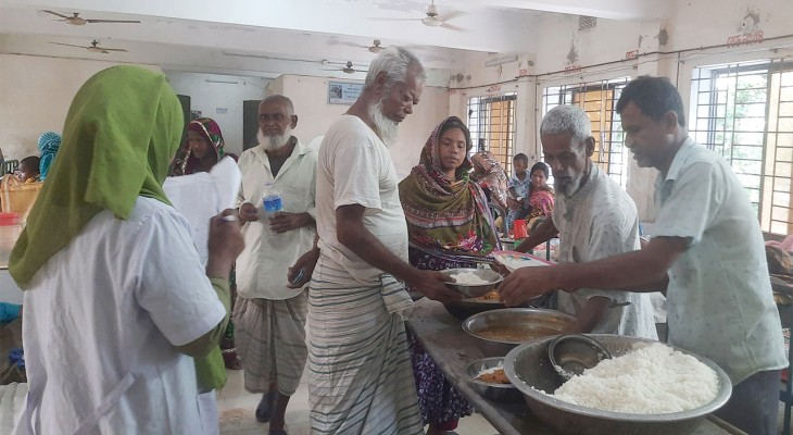 নীলফামারীর ডোমার স্বাস্থ্য কমপ্লেক্সে খাসির বদলে দেওয়া হচ্ছে ব্রয়লার মুরগির মাংস