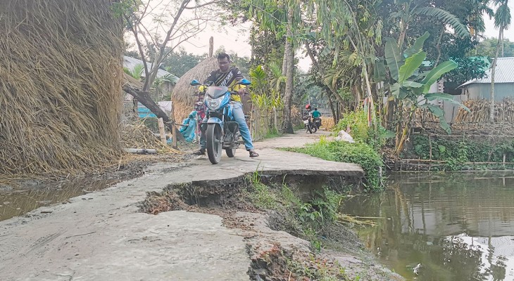 গাইবান্ধার সুন্দরগঞ্জে পুকুরের পেটে রাস্তা ঝুঁকি নিয়ে পথচারীদের চলাচল