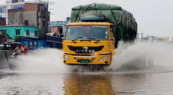বগুড়ার শেরপুরে ঢাকা-বগুড়া মহাসড়কে হাঁটু পানি