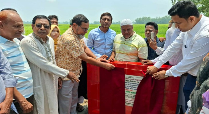 বগুড়ার দুপচাঁচিয়ায় অগ্নিকান্ড ও ঝড়ে ক্ষতিগ্রস্থদের মাঝে অনুদান বিতরণ করলেন এমপি মহিত