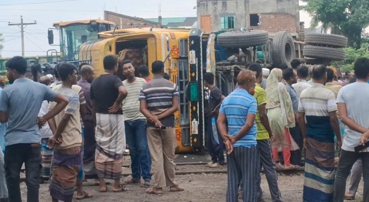যশোরের অভয়নগরে ট্রেনের ধাক্কায় ট্রাকচালক নিহত, আহত ১