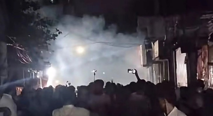 চট্টগ্রামে শিশু ধর্ষণ: টিয়ারগ্যাস নিক্ষেপ করেও অভিযুক্তকে নিয়ে যেতে পারেনি পুলিশ