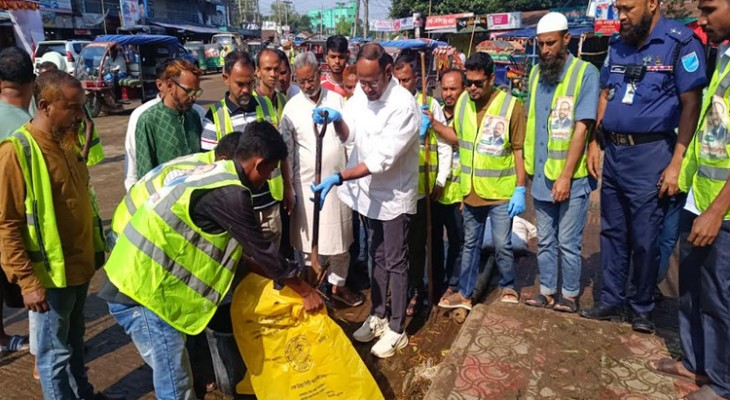 টাঙ্গাইলে কোরবানির বর্জ্য অপসারণ কাজে মাঠে নামলেন প্রাণিসম্পদ প্রতিমন্ত্রী