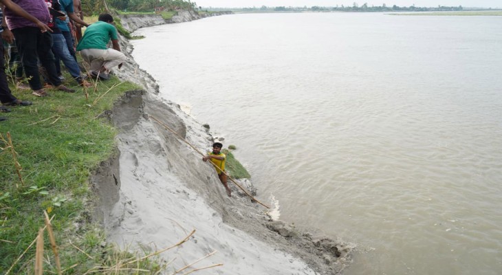 বগুড়ার সোনাতলায় যমুনার ভাঙন : বিলীনের পথে একের পর এক গ্রাম