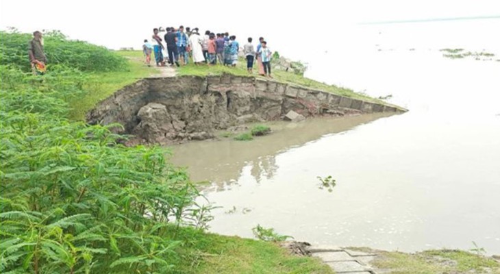 সিরাজগঞ্জে যমুনা নদীর ডান তীর বাঁধ ৩০ মিটার নদীতে বিলীন