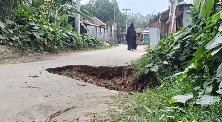সিরাজগঞ্জের রায়গঞ্জে গ্রামপাঙ্গাসী-বৈকুণ্ঠপুর সড়কের বেহাল দশা
