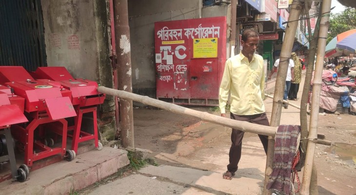 বগুড়ায় বিআরটিসি ডিপোর সামনের ফুটপাতে ভোগান্তি