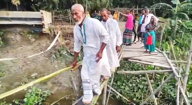 কুড়িগ্রামের রাজারহাটে ভেঙে পড়েছে একমাত্র কাঠের সাঁকো, দুর্ভোগে কয়েক গ্রামের মানুষ