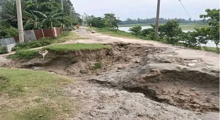 গাইবান্ধা শহর রক্ষা বাঁধ ঘাঘট নদীতে ধসে পড়ছে