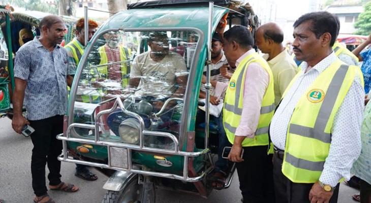 রাজশাহীতে অটোরিকশার ভাড়া তদারকিতে মাঠে রাসিক