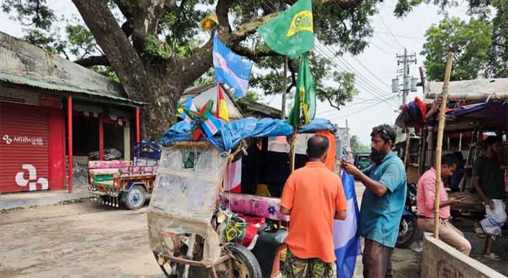 ফুটবল বিশ্বকাপ : দিনাজপুরের হিলিতে জমজমাট পতাকা বিক্রি