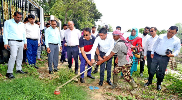 জেলা প্রশাসনের উদ্যেগে পরিচ্ছন্নতা কাজের উদ্বোধন