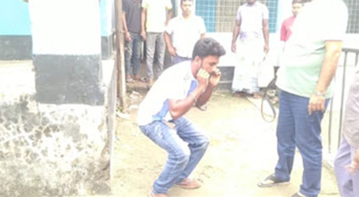 বগুড়ার সারিয়াকান্দিতে ইভটিজারকে কান ধরে উঠবস করানো হয়েছে