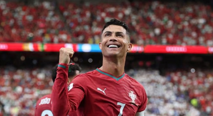 রোনালদোর জোড়া গোলে এগিয়ে থেকে বিরতিতে পর্তুগাল