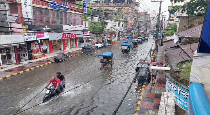 ভারি বর্ষণে সিরাজগঞ্জ শহরে হাঁটুপানি