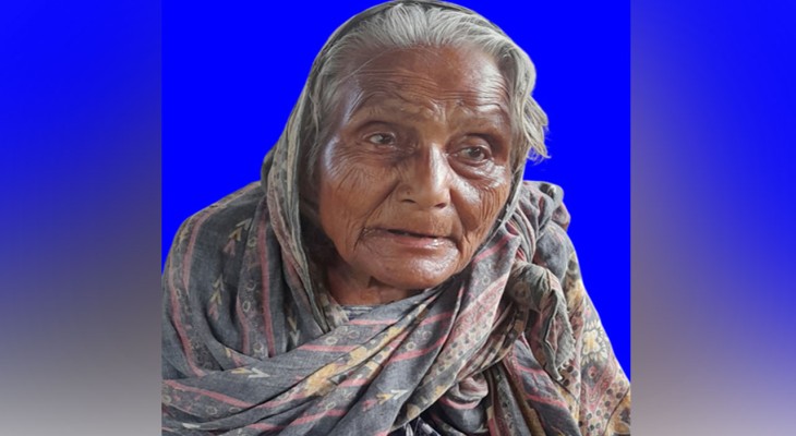 বগুড়ার মোকামতলায় ৮২ বছর বয়সেও খাইরুনের জীবন চলে ভিক্ষা করে