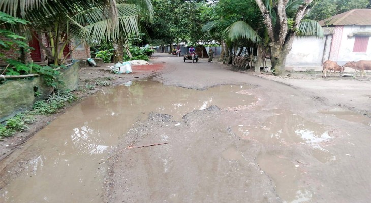 বগুড়ার সোনাতলা-ভেলুরপাড়া সড়কে খানা-খন্দকে ভরপুর