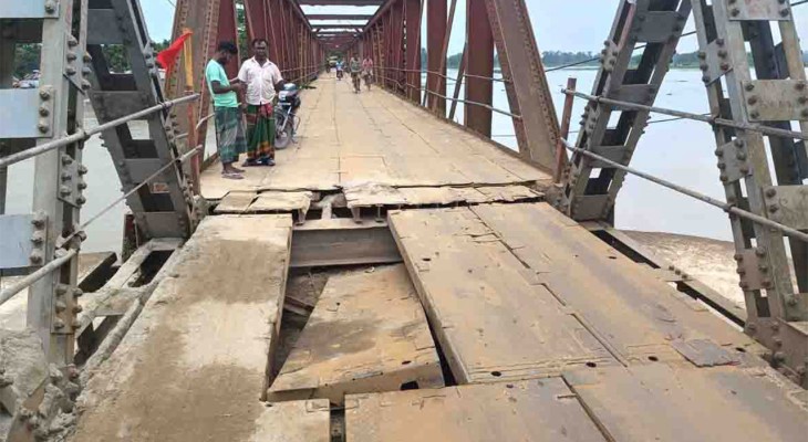 কুড়িগ্রামের ভূরুঙ্গামারীতে মেয়াদোত্তীর্ণ সোনাহাট সেতুর পাটাতন ভেঙে যান চলাচল বন্ধ