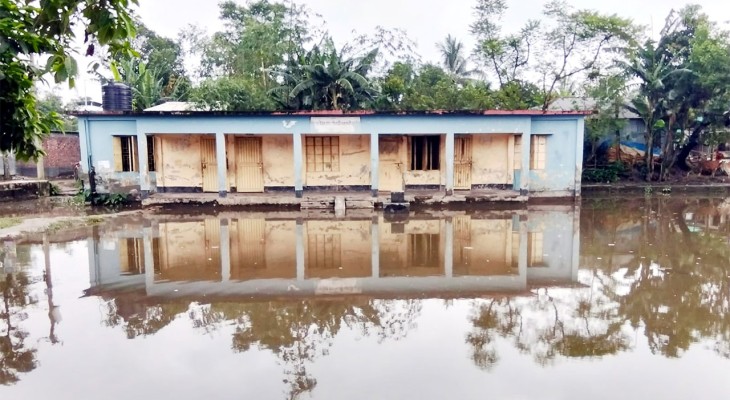 বগুড়ার সোনাতলায় সামান্য বৃষ্টিতে স্কুল মাঠে হাঁটু পানি