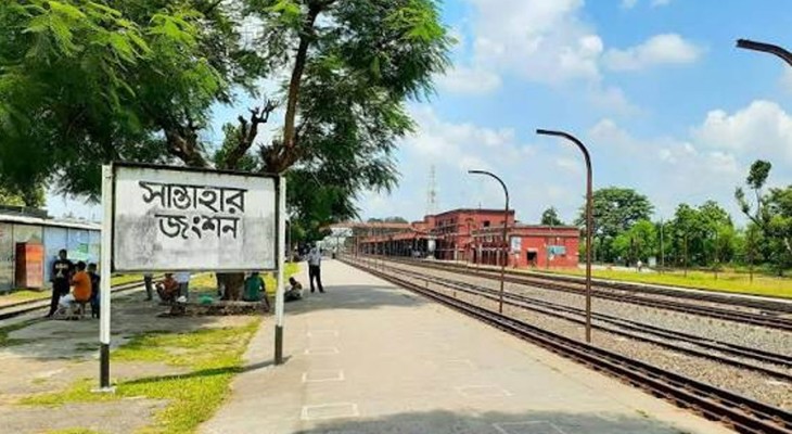 বগুড়ার সান্তাহারে রেলের জমিতে অবৈধ স্থাপনা পাকশী বিভাগীয় কর্মকর্তার কাছে উচ্ছেদের দাবি 