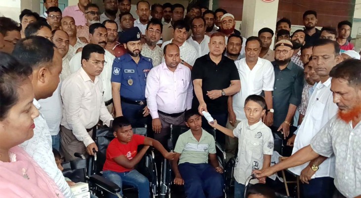 বগুড়ার শাজাহানপুরে বিশেষ চাহিদাসম্পন্ন শিশুদের মাঝে হুইলচেয়ার 