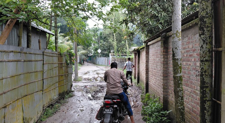 নীলফামারীর ডিমলায় সড়কের বেহাল দশা ভোগান্তিতে শিক্ষার্থী ও রোগীরা