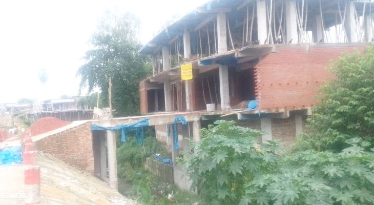 দিনাজপুরের কাহারোলে খালের ওপর ব্রিজ নির্মাণ পানি প্রবাহে বাধা, ফসলের ক্ষতির শঙ্কা