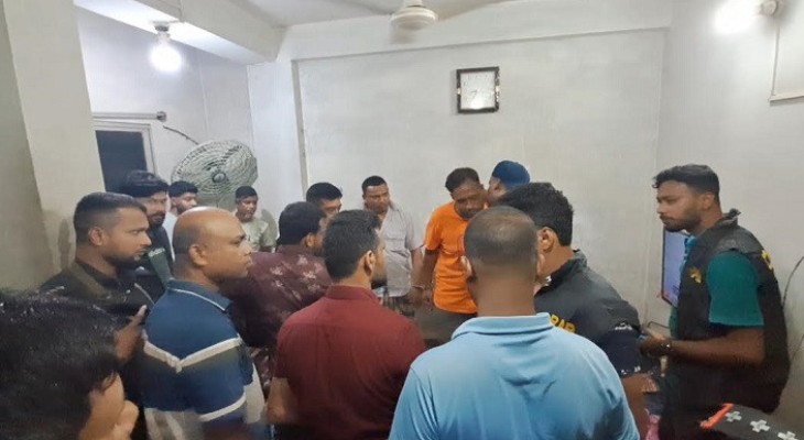 ব্রাহ্মণবাড়িয়ায় অনলাইন জুয়ার আসরে র‌্যাবের অভিযান, এজেন্টসহ আটক ৮