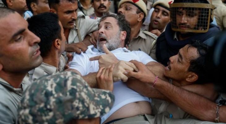 পুলিশ কানে কানে বলেছে ‘মোদি সরকারের পতন ঘটাও’: রাহুল গান্ধী
