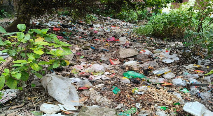 গাইবান্ধার পলাশবাড়ী পৌরসভার আবাসিক এলাকায় ময়লার স্তূপ, দুর্গন্ধে অতিষ্ঠ শিক্ষার্থী ও এলাকাবাসী