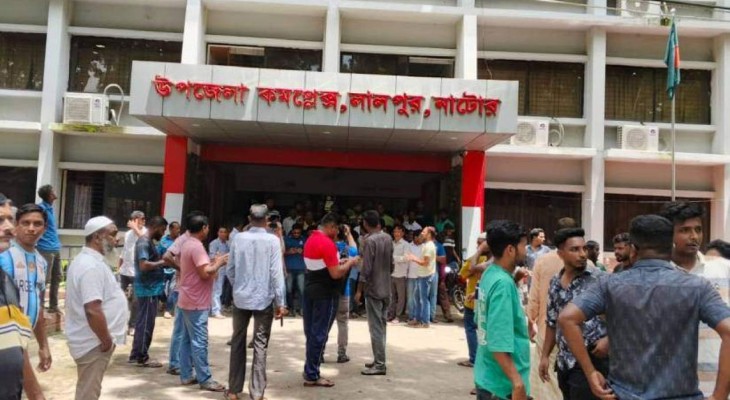 নাটোরের লালপুরে ফ্যামিলি কার্ডের কর্মী নিয়োগে অনিয়মের অভিযোগে ইউএনও অফিস ঘেরাও