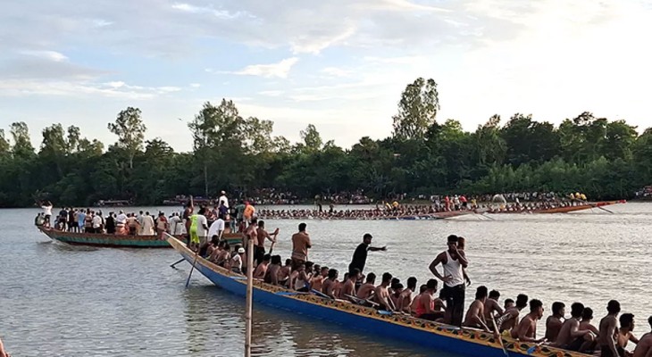 সিরাজগঞ্জের রায়গঞ্জে ফুলজোড় নদীতে পানশী নৌকাবাইচ