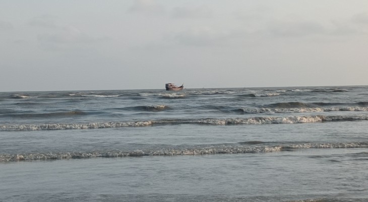 বঙ্গোপসাগরে ট্রলারডুবি, নিখোঁজ ৫ জেলে