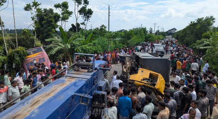 গোপালগঞ্জে বাস-ট্রাক সংঘর্ষে নিহত ৩, আহত ২০