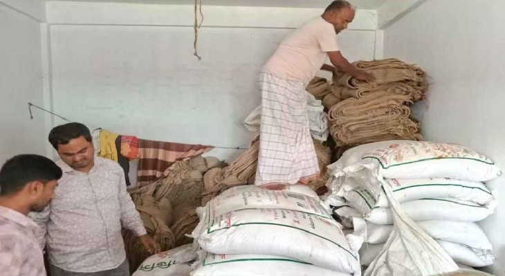 জয়পুরহাটে অবৈধ মজুদ ৫৭ বস্তা সার জব্দ