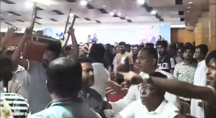 প্রতিমন্ত্রীর সামনেই কুষ্টিয়ায় ছাত্রদলের দুই গ্রুপের হট্টগোল-হাতাহাতি