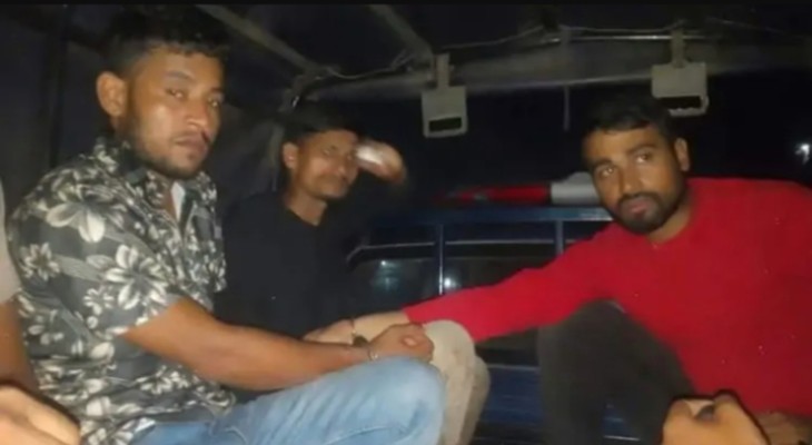 চাঁদা চেয়ে হুমকি, খুলনায় অস্ত্রসহ তিনজনকে আটক