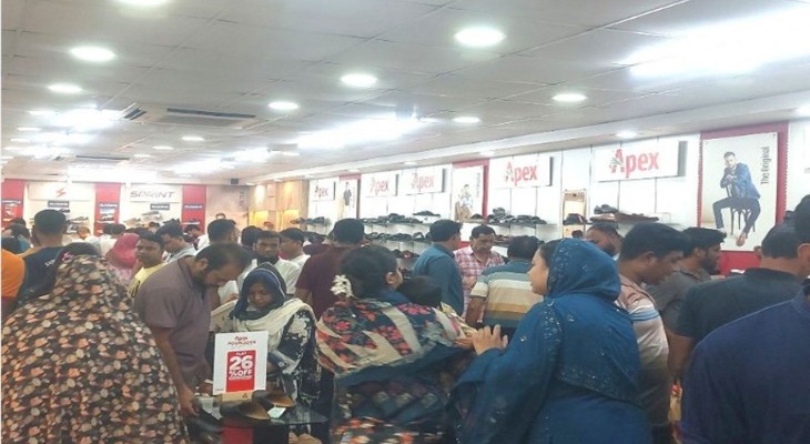 সিরাজগঞ্জে দোকানগুলোতে দুর্গাপূজা উপলক্ষে ক্রেতাদের ভিড় বাড়ছে
