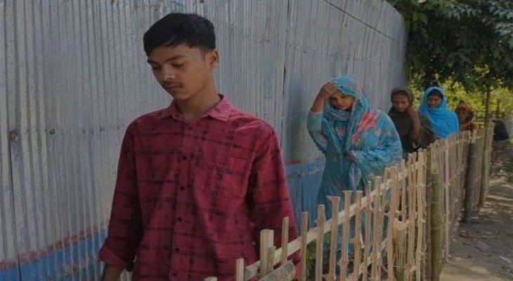চলাচলের রাস্তা বন্ধ, চারদিন ধরে অবরুদ্ধ পাঁচ পরিবার
