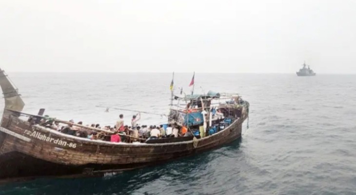 সেন্টমার্টিনের কাছে সাগরে মালয়েশিয়াগামী নৌযান থেকে উদ্ধার ৭৬, আটক ১১