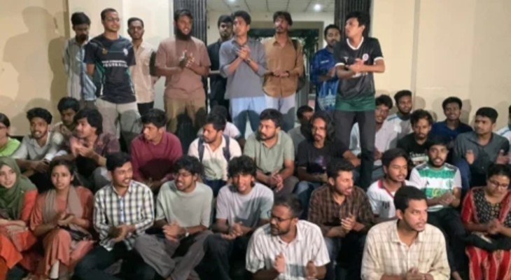 সাংবাদিকদের ওপর হামলার প্রতিবাদে রাবির প্রশাসনিক ভবন ঘেরাও