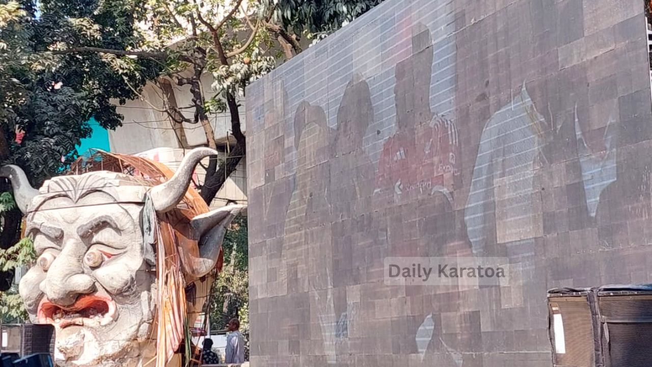 টিএসসিতে শেখ হাসিনার মামলার রায় সরাসরি সম্প্রচার দেখতে উপস্থিত ছাত্র-জনতা