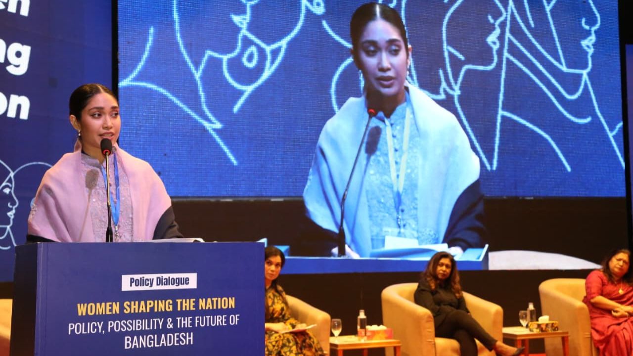 রাজধানীর খামারবাড়িতে অনুষ্ঠিত ‘জাতি গঠনে নারী: নীতি, সম্ভাবনা এবং বাংলাদেশের ভবিষ্যৎ শীর্ষক’ আলোচনা সভায় প্রথমবারের মতো জনপরিসরে বক্তব্য রাখেন বিএনপির চেয়ারম্যান তারেক রহমানের মেয়ে ব্যারিস্টার জাইমা রহমান।