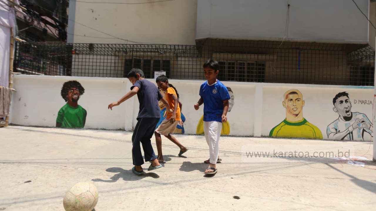 রাজধানীর টিকাটুলিতে ফুটবল উন্মাদনা