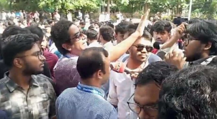 ডাকসু নির্বাচন: শারীরিক শিক্ষা কেন্দ্রে দুই পক্ষের মধ্যে উত্তেজনা