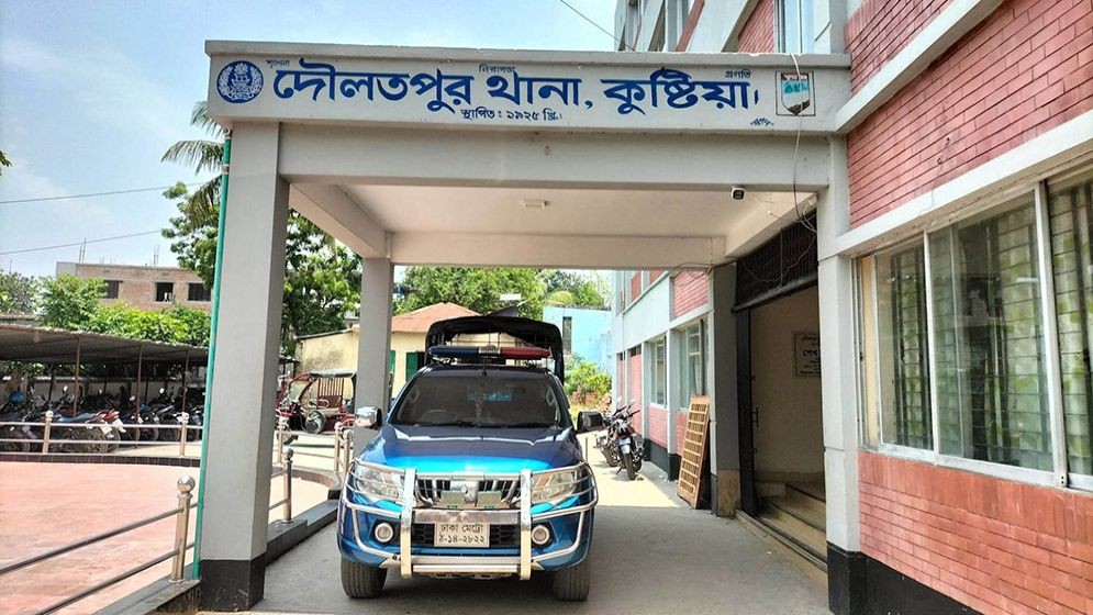 কুষ্টিয়ায় অস্ত্রের মুখে জিম্মি করে গৃহবধূকে ধর্ষণ-ডাকাতি, গ্রেপ্তার ৩