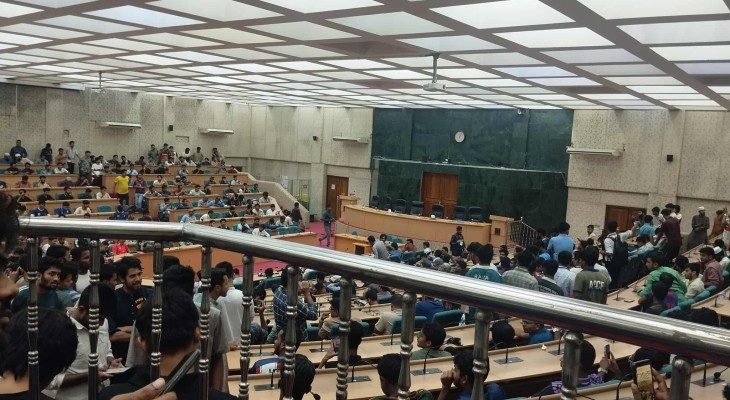 ডাকসু নির্বাচনের ফল ঘোষণার অপেক্ষায় সিনেট হলে উপচেপড়া ভিড়