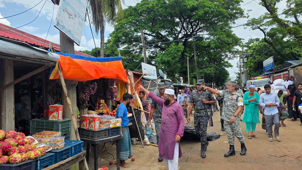 টেকনাফে রোহিঙ্গা ক্যাম্পে অবৈধ দোকানপাট উচ্ছেদ