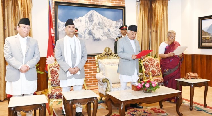 শপথ নিলেন নেপালের নতুন প্রধানমন্ত্রী, ছয় মাসের মধ্যে দিতে হবে নির্বাচন